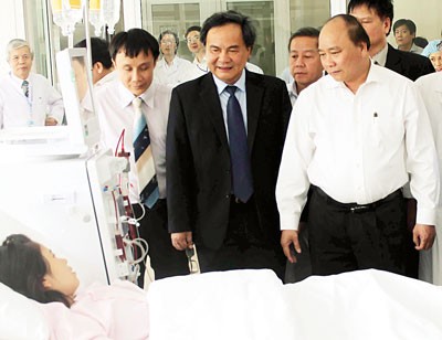 Deputy PM visits patient in the Hue Central Hospital (Photo: SGGP)
